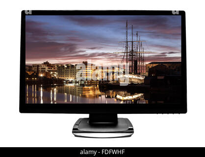 Flachbild-TV mit Brunel, SS Great Britain bei Nacht zeigt die Uferpromenade Bristol Stockfoto