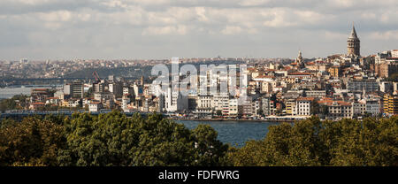 Istanbul, Türkei-Landschaft über den Bosporus und Galata-Turm Stockfoto