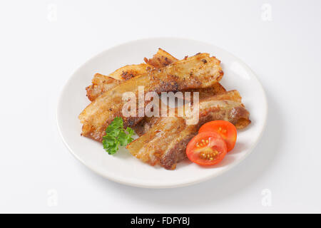 Gebratenes Schweinefleisch Scheiben auf weißen Teller Stockfoto