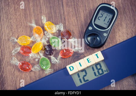 Vintage Foto, elektronische Bad Skala und Glucose Meter mit hohen Ergebnis von Gewicht und Zucker Messniveau Stockfoto