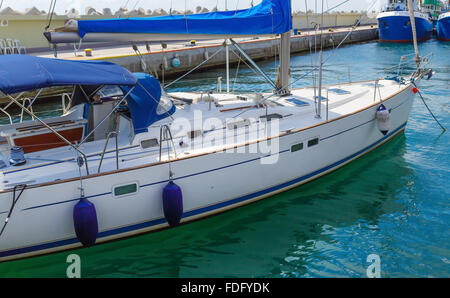 Close-up Fragment des modernen Luxus yacht im Hafen. Stockfoto