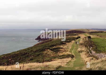 Menschen zu Fuß auf Küstenweg auf Caldey Island Pembrokeshire Stockfoto