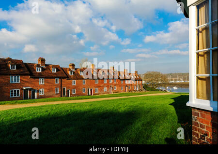 Schilde hart, Beaulieu, Hampshire, UK, Europa. Georgische Reihenhäuser von Schiffsbauer aus dem 18. Jahrhundert verwendet. Stockfoto