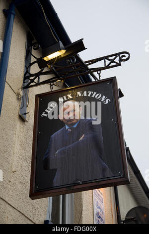 Jüngere, Bristol. 31. Januar 2016. Lord Raglan-Wirtshaus in jüngere, Bristol hat seine traditionellen Pub Zeichen Name und Bild zu "sechs Nationen" geändert. Die Änderung ist zur Unterstützung der bevorstehenden Rugby-Meisterschaft, die dieses Wochenende beginnt. Die Zeichen zeigt auch das Bild von Eddie Jones, der neue Trainer und Nachfolger von Stuart Lancaster, der jetzt dafür verantwortlich, dass die England Mannschaft durch die Meisterschaft 2016. Bildnachweis: Wayne Farrell/Alamy Live-Nachrichten. Stockfoto