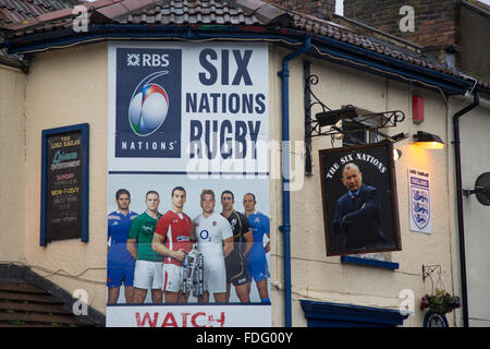 Jüngere, Bristol. 31. Januar 2016. Lord Raglan-Wirtshaus in jüngere, Bristol hat seine traditionellen Pub Zeichen Name und Bild zu "sechs Nationen" geändert. Die Änderung ist zur Unterstützung der bevorstehenden Rugby-Meisterschaft, die dieses Wochenende beginnt. Die Zeichen zeigt auch das Bild von Eddie Jones, der neue Trainer und Nachfolger von Stuart Lancaster, der jetzt dafür verantwortlich, dass die England Mannschaft durch die Meisterschaft 2016. Bildnachweis: Wayne Farrell/Alamy Live-Nachrichten. Stockfoto