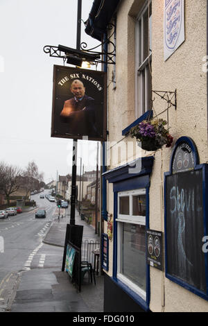 Jüngere, Bristol. 31. Januar 2016. Lord Raglan-Wirtshaus in jüngere, Bristol hat seine traditionellen Pub Zeichen Name und Bild zu "sechs Nationen" geändert. Die Änderung ist zur Unterstützung der bevorstehenden Rugby-Meisterschaft, die dieses Wochenende beginnt. Die Zeichen zeigt auch das Bild von Eddie Jones, der neue Trainer und Nachfolger von Stuart Lancaster, der jetzt dafür verantwortlich, dass die England Mannschaft durch die Meisterschaft 2016. Bildnachweis: Wayne Farrell/Alamy Live-Nachrichten. Stockfoto