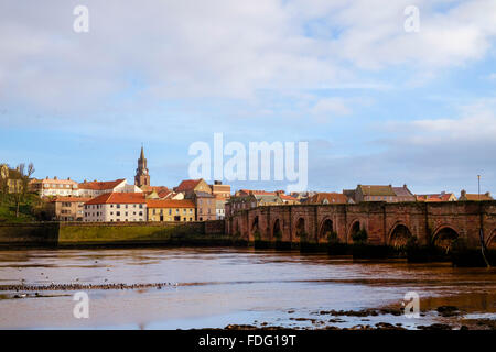 Blick über den Fluss Tweed in Berwick-upon-Tweed Border Town Waterfront von alten Bogenbrücke aus tweedmouth Northumberland, England Großbritannien Großbritannien Stockfoto