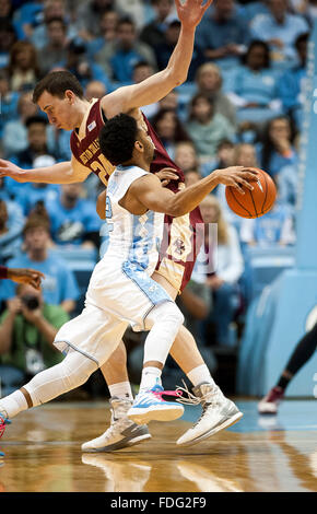 Chapel Hill, North Carolina, USA. 30. Januar 2016. (2) JOEL BERRY II von Carolina Tarheels kollidiert mit Boston College (24) DENNIS CLIFFORD, wie er in den Korb als die University of North Carolina Tarheels Niederlage des Boston College Eagles mit einem Endstand von 89-62 fährt wie sie Mens am Dean Smith Center in Chapel Hill College-Basketball gespielt. Copyright 2016 Jason Moore. Bildnachweis: Jason Moore/ZUMA Draht/Alamy Live-Nachrichten Stockfoto