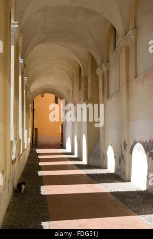 Torbogen in der alten Stadt Imperia, Italien Stockfoto