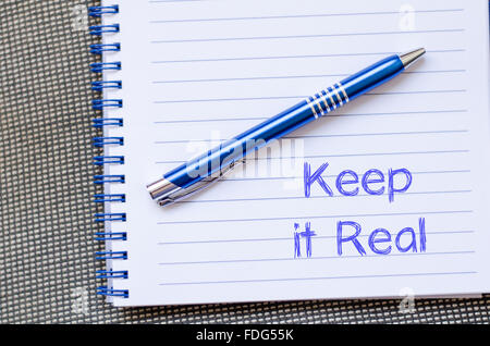 Keep it real Text Konzept schreiben auf Notebook mit Stift Stockfoto