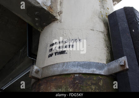 Graffiti auf eine aufrechte des Prince Of Wales Pier, Falmouth Stockfoto