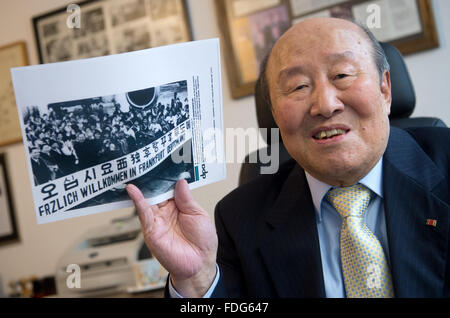 Koreanische Kinderarzt präsentiert Sukil Lee ein historisches Foto von der deutschen Nachrichtenagentur Dpa von 1966, die koreanische zeigt Krankenschwestern am Frankfurter Flughafen, willkommen zu sein, als er in seinem Büro in Mainz, Deutschland, 27. Januar 2016 sitzt. Der 88-j hrige brachte Tausende von koreanischen Krankenschwestern arbeiten in deutschen Krankenhäusern zwischen 1966 und 1976. Nach dem Verdacht der Spionage für kommunistische Nordkorea im Jahre 1967, wurde er aus Deutschland nach Südkorea entführt, wo er gefoltert. Foto: BORIS ROESSLER/dpa Stockfoto