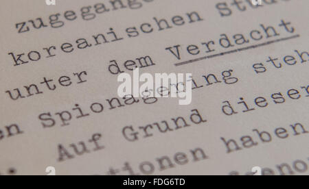 Ein Auszug der ein offizielles Schreiben von der damaligen South Koren Botschaft in Bonn von 1967, jetzt Teil des privaten Archivs der koreanische Kinderarzt Sukil Lee, enthält Informationen über den Arzt auf "Verdacht" Mitgliedschaft in einer kommunistischen Spionagering festgehalten und brachte nach Südkorea, in Mainz, Deutschland, 27. Januar 2016. Der 88-j hrige brachte Tausende von koreanischen Krankenschwestern arbeiten in deutschen Krankenhäusern zwischen 1966 und 1976. Nach dem Verdacht der Spionage für kommunistische Nordkorea im Jahre 1967, wurde er aus Deutschland nach Südkorea entführt, wo er gefoltert. Foto: BORIS ROESSLER/dpa Stockfoto