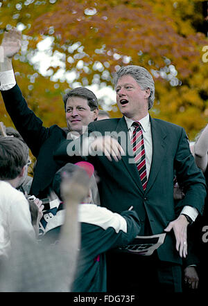 Durham, North Carolina, USA, 26. Oktober 1992 Clinton/Gore Kampagne Stop an Central University of North Carolina.  Senator Albert Gore Jr. steht hinter Gouverneur William Clinton wie sie, die Masse der Studenten Garthered winken, sie während ihrer kurzen Halt auf dem Campus der Universität zu sehen.  Bildnachweis: Mark Reinstein Stockfoto
