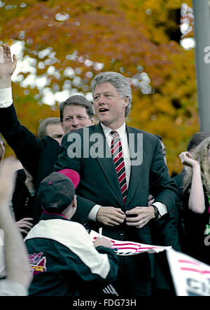 Durham, North Carolina, USA, 26. Oktober 1992 Clinton/Gore Kampagne Stop an Central University of North Carolina.  Senator Albert Gore Jr. steht hinter Gouverneur William Clinton wie sie, die Masse der Studenten versammelten sich winken um sie während ihrer kurzen Halt auf dem Campus der Universität zu sehen.  Bildnachweis: Mark Reinstein Stockfoto