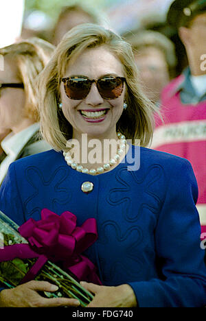 Durham, North Carolina, USA, 26. Oktober 1992 Clinton/Gore Kampagne Stop an Central University of North Carolina.  Hillary Rodham Clinton bekommt Rosen zum Geburtstag.  Bildnachweis: Mark Reinstein Stockfoto