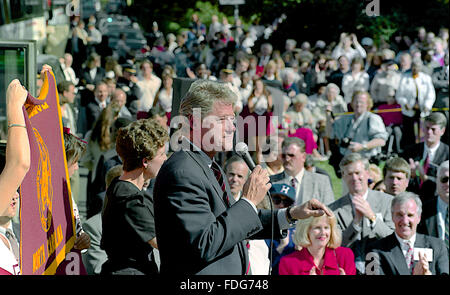 Durham, North Carolina, USA, 26. Oktober 1992 Clinton/Gore Kampagne Stop an Central University of North Carolina.  Gouverneur William Clinton befasst sich mit der Menschenmenge zu sehen und hören ihn nur Tage vor der Wahl.  Bildnachweis: Mark Reinstein Stockfoto