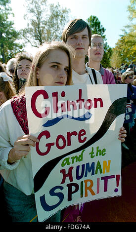 Durham, North Carolina, USA, 26. Oktober 1992 Clinton/Gore Kampagne Stop an Central University of North Carolina. Student mit Schild zur Unterstützung der Clinton Gore Ticket Credit: Mark Reinstein Stockfoto