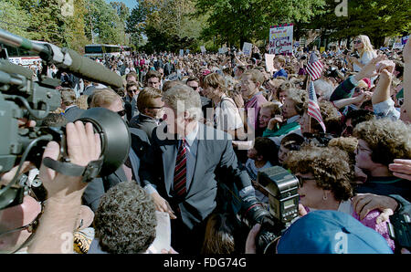 Durham, North Carolina, USA, 26. Oktober 1992 Clinton/Gore Kampagne Stop an Central University of North Carolina.  Gouverneur Clinton arbeitet das Seil Linie Publikum. Bildnachweis: Mark Reinstein Stockfoto
