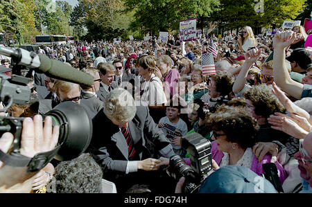 Durham, North Carolina, USA, 26. Oktober 1992 Clinton/Gore Kampagne Stop an Central University of North Carolina.  Gouverneur Clinton watet und das Seil Linie Publikum arbeitet. Bildnachweis: Mark Reinstein Stockfoto