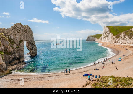 Der Strand am "Durdle Door" Cliff Formation in der Nähe von Lulworth, Dorset, Südengland. Stockfoto