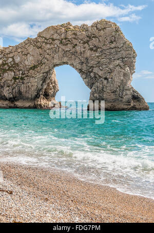 Der Strand am "Durdle Door" Cliff Formation in der Nähe von Lulworth, Dorset, Südengland. Stockfoto