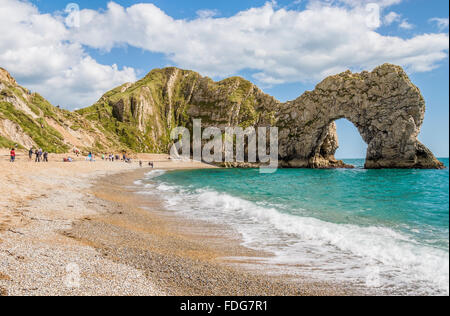 Der Strand am "Durdle Door" Cliff Formation in der Nähe von Lulworth, Dorset, Südengland. Stockfoto