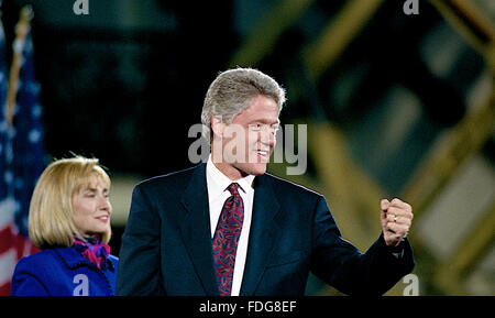 Little Rock, Arkansas, USA, 3. November 1992 Präsident-wählen William Jefferson Clinton und seine Frau Hillary Rodham Clinton begrüßen das Publikum auf den Stufen des Gerichtsgebäudes in der Innenstadt von Little Rock nach dem Gewinn der Präsidentschaftswahl gegen Amtsinhaber George H.W. Bush.  Bildnachweis: Mark Reinstein Stockfoto