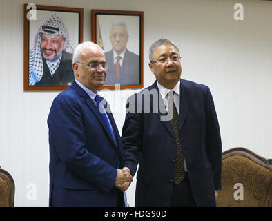 Ramallah. 31. Januar 2016. Chinas Sonderbotschafter für Nahost Gong Xiaosheng(R) schüttelt Hände mit Saeb Erekat, palästinensische Chefunterhändler und Generalsekretär des Exekutivkomitees der Palästinensischen Befreiungsorganisation (PLO) bei ihrem Treffen in Ramallah am 31. Januar 2016. Chinas Sonderbotschafter für Nahost sagte Gong Xiaosheng Sonntag Peking fest unterstützt das palästinensische Volk und den Nahost-Friedensprozess. © Liu Liwei/Xinhua/Alamy Live-Nachrichten Stockfoto