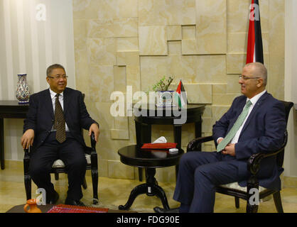 Ramallah. 31. Januar 2016. Chinas Sonderbotschafter für Nahost Gong Xiaosheng(L) mit palästinensischen Ministerpräsidenten Rami Hamdallah in Ramallah am 31. Januar 2016 trifft. Chinas Sonderbotschafter für Nahost sagte Gong Xiaosheng Sonntag Peking fest unterstützt das palästinensische Volk und den Nahost-Friedensprozess. © Liu Liwei/Xinhua/Alamy Live-Nachrichten Stockfoto