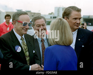 Baton Rouge, Louisiana, USA, 16. Oktober 1992 Hillary Clinton wird begrüßt von Jimmy Hayes (Sonnenbrille Kampagne,) Russell Long und Senator John Breau(D-LA) nach der Ankunft in Baton Rouge, Louisiana.  Bildnachweis: Mark Reinstein Stockfoto