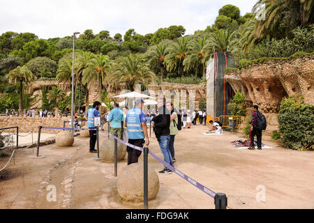 Touristen genießen die herrliche Lage Parc Güell in Barcelona, einen ausgewiesenen World Heritage Site. Stockfoto