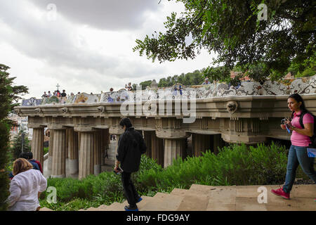 Touristen genießen die herrliche Lage Parc Güell in Barcelona, einen ausgewiesenen World Heritage Site. Stockfoto