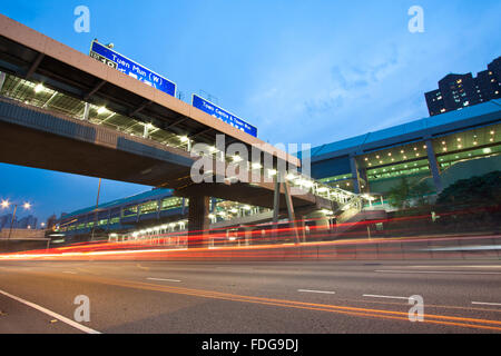 Verkehr auf der Autobahn in Hong Kong Stockfoto