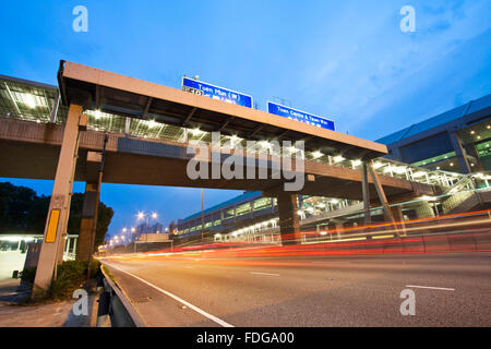 Verkehr auf der Autobahn in Hong Kong Stockfoto