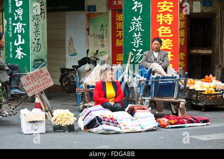 CHINA - DEC 29, chinesische Hawker, die entlang der Straße in Xiamen, China am 29. Dezember 2011 zu verkaufen. Stockfoto