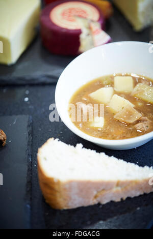 über Fülle Vorfreude-Balance-Board Schüssel Schüssel (Container) kochenden Topf kulturelle traditionelle Besteck Entscheidung köstliche di Stockfoto