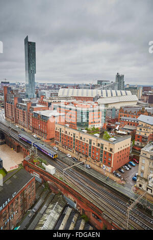 Northern Rail Sprinter Zug fährt Manchester Oxford Road mit Whitworth Street vorbei die Hacienda Reisen Trav parallel laufen Stockfoto