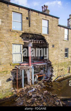 Die Mühle Hey Brew House in Haworth, West Yorkshire erlitt schwere Schäden durch das Hochwasser. Boxing Day 2015. Stockfoto