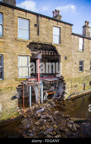 Die Mühle Hey Brew House in Haworth, West Yorkshire erlitt schwere Schäden durch das Hochwasser. Boxing Day 2015. Stockfoto