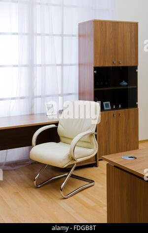 Tisch, Stühle und Bücherregal im modernen Büro Stockfoto