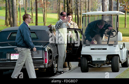 Little Rock, Arkansas, USA, 7. November 1992 Präsident wählt William Clinton spielt Golf auf dem Golfplatz Chenal Valley Country Club in Little Rock Tagen nach der Wahl zu gewinnen. Gekleidet in eine graue Reihe von Schweiß Kleidung Clinton Schritte aus der Limousine bereit, um auf den goldenen Wagen wartete auf ihn.  Bildnachweis: Mark Reinstein Stockfoto