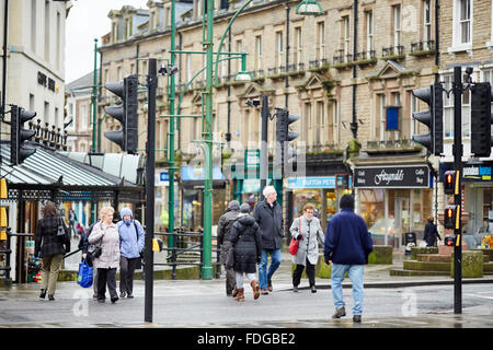 Buxton Main shopping street Spring Gardens eine Mischung aus unabhängig und Kette Geschäfte UK Großbritannien britische Großbritannien Euro Stockfoto