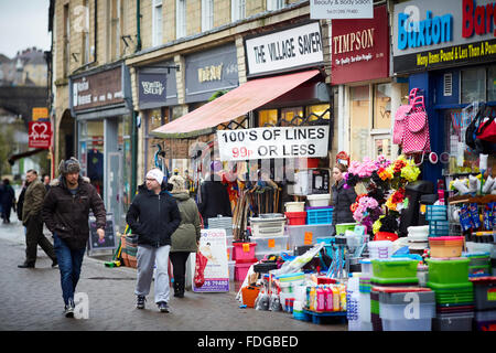 Buxton Main shopping street Spring Gardens, eine Mischung aus unabhängig und Kette Geschäfte Wetter nass regnen feuchten Winter trüber Tag beschäftigt st Stockfoto