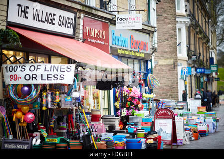 Buxton Main shopping street Spring Gardens, eine Mischung aus unabhängig und Kette Geschäfte Wetter nass regnen feuchten Winter trüber Tag beschäftigt st Stockfoto