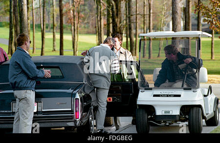 Little Rock, Arkansas, USA, 7. November 1992 gewählter Präsident William Jefferson Clinton spielt Golf Kurs in Little Rock Tagen nach der Wahl zu gewinnen. Clinton in einem grauen farbigen Outfit steigt aus der Limo und die Geheimdienst-Agenten haben ein Golf-Cart wartete auf ihn, um den Country Club Golfplatz zu fahren.  Bildnachweis: Mark Reinstein Stockfoto