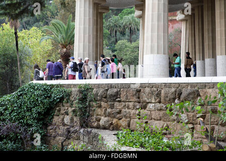 Touristen genießen die herrliche Lage Parc Güell in Barcelona, einen ausgewiesenen World Heritage Site. Stockfoto