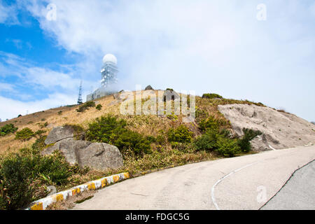 Wetterstation an Spitze von Hong Kong, Tai Mo Shan. Stockfoto