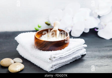 Wellness Stillleben Einstellung mit Spa Steinen, Salz und weißen Handtücher im Bad Stockfoto