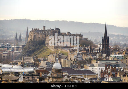 12.07.15.  Edinburgh Castle, und alte Stadt von Salisbury Crags, Edinburgh, Schottland GB betrachtet, Stockfoto